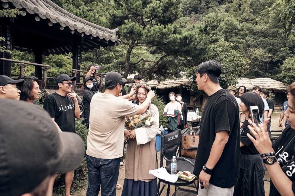 Photos] New Behind the Scenes Images Added for the Korean Drama